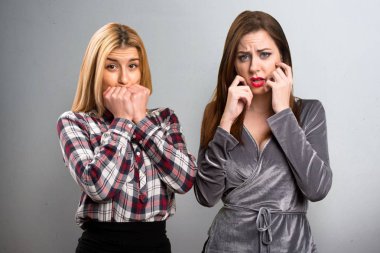 Dokulu arka plan üzerinde korkmuş iki arkadaşlar