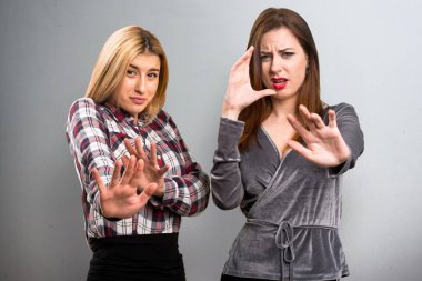 Dokulu arka plan üzerinde korkmuş iki arkadaşlar