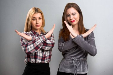 İki arkadaş dokulu arka plan üzerinde hiçbir hareketi yapma