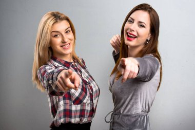 İki arkadaş dokulu arka plan üzerine açık için işaret