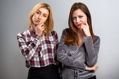 İki arkadaş dokulu arka plan üzerinde düşünme