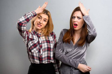 İki arkadaş şüpheleri üzerinde dokulu arka plan