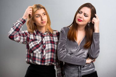 İki arkadaş şüpheleri üzerinde dokulu arka plan