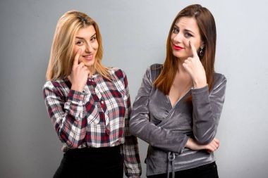 İki arkadaş bir şey dokulu arka plan üzerinde gösterilen