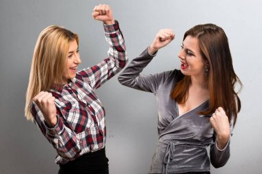 Dokulu arka plan üzerinde şanslı iki arkadaşlar