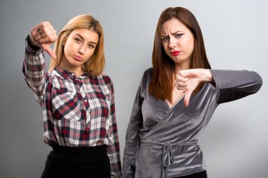 İki arkadaş kötü sinyal üzerinde dokulu arka plan yapma