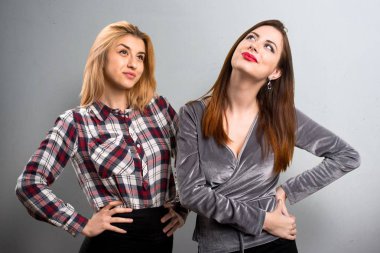 İki arkadaş dokulu arka plan üzerinde seyir