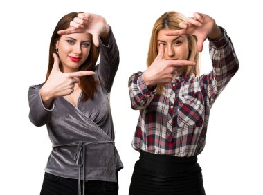 İki arkadaş odaklanarak