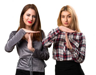 İki arkadaş saat hareketi yapma