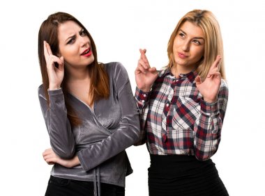 İki arkadaş geçiş onların parmak ile