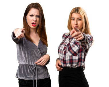 İki arkadaş bağırarak