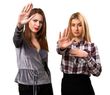 İki arkadaş dur işareti yapmak