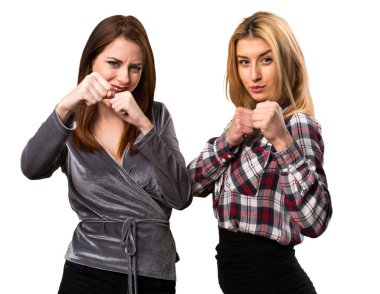 İki arkadaş bir yumruk veren