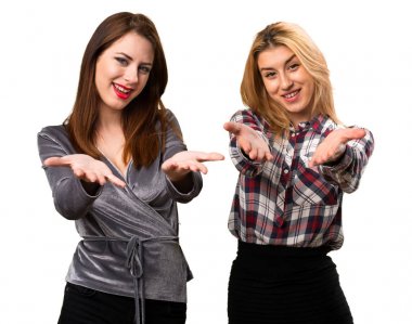 İki arkadaş bir şey sunmak