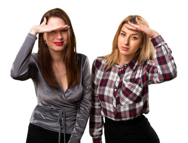 İki arkadaş bir şeyler gösteriyor