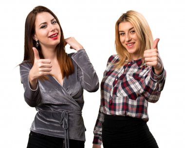 Başparmak ile iki arkadaş