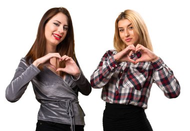 İki arkadaş kendi elleriyle bir kalp yapma