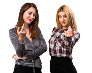 İki arkadaş önümüzdeki jest yapıyor