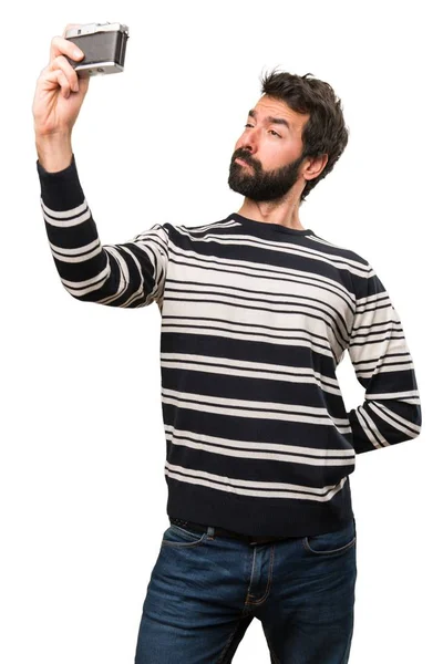 Mann mit Bart hält Kamera in der Hand — Stockfoto