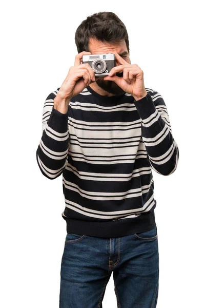 Homem com barba segurando uma câmera — Fotografia de Stock