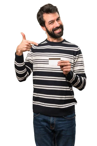 Hombre feliz con barba sosteniendo una tarjeta de crédito — Foto de Stock