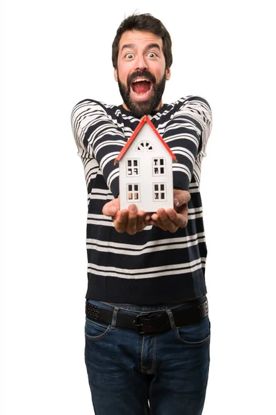 Hombre con barba sosteniendo una casita —  Fotos de Stock