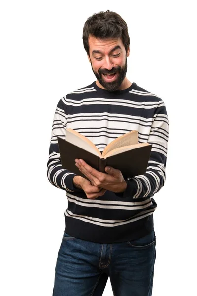 Muž s plnovousem, čtení knihy — Stock fotografie