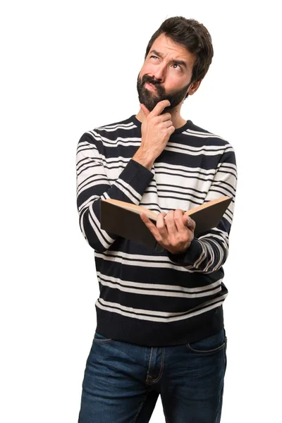 Man met baard lezen van een boek — Stockfoto