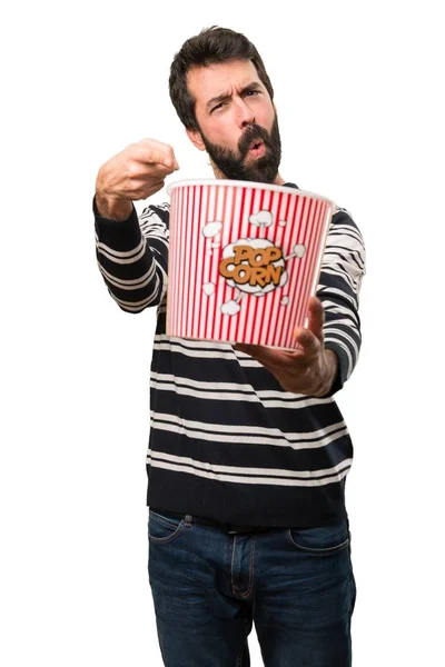 Человек с бородой ест попкорны — стоковое фото