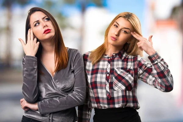 Twee vrienden maken zelfmoord gebaar op ongericht achtergrond — Stockfoto