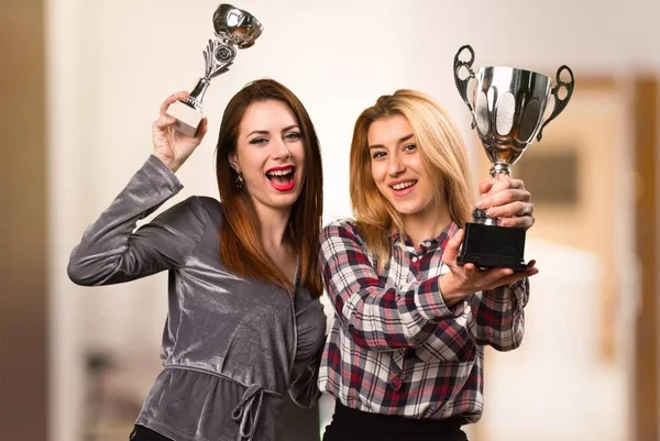 Due amici in possesso di un trofeo su sfondo sfocato — Foto Stock