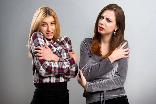 Two friends freezing on textured background — Stock Photo, Image