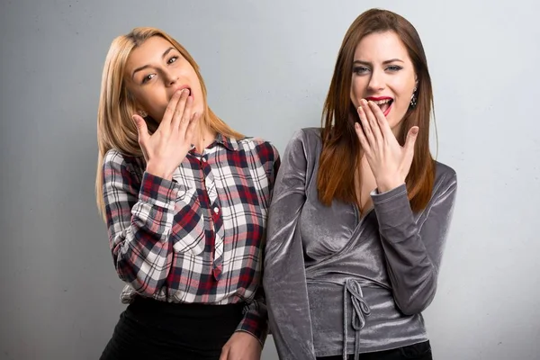 Zwei Freunde machen Überraschungsgeste auf strukturiertem Hintergrund — Stockfoto