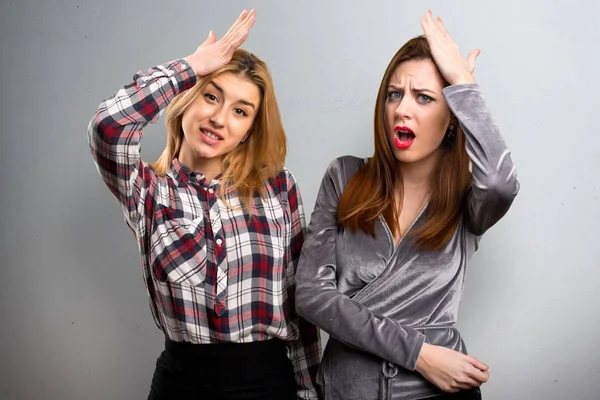 Dos amigos que tienen dudas sobre el fondo texturizado —  Fotos de Stock