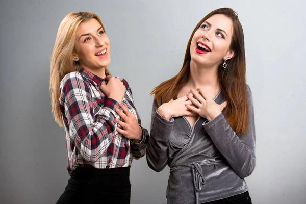 Dos amigos enamorados sobre fondo texturizado — Foto de Stock