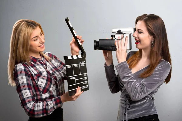 Two friends filming on textured background — Stock Photo, Image