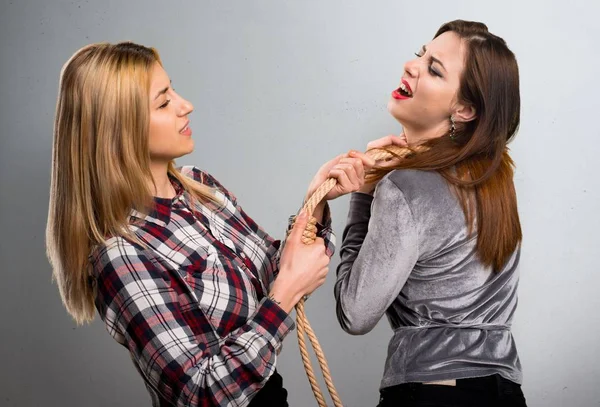 Dos amigos peleando sobre fondo texturizado — Foto de Stock