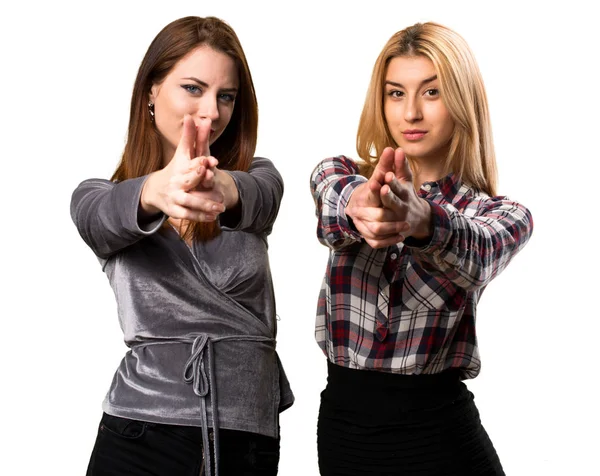 İki arkadaş silah jest yapma — Stok fotoğraf