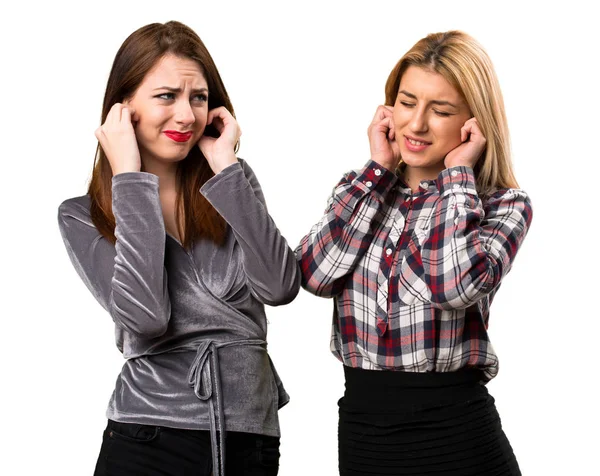 Two friends covering their ears — Stock Photo, Image