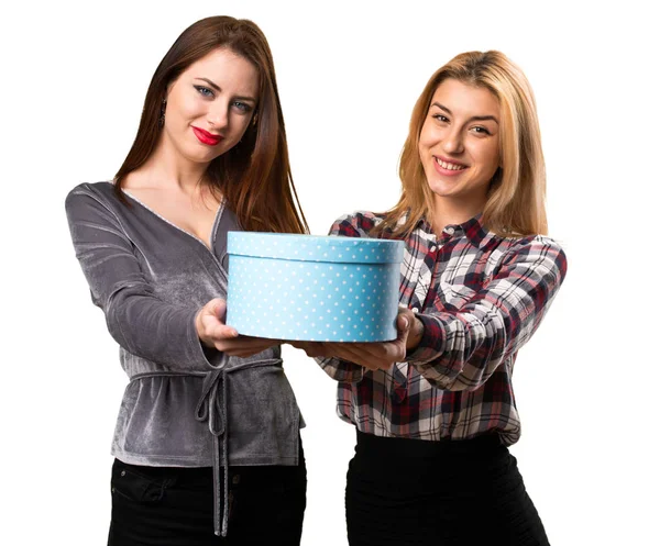 Dois amigos segurando um presente — Fotografia de Stock