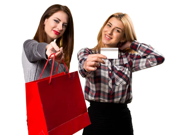 Két barátok bevásárló táska és hitelkártya — Stock Fotó