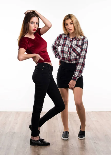 Dos hermosas modelos posando — Foto de Stock