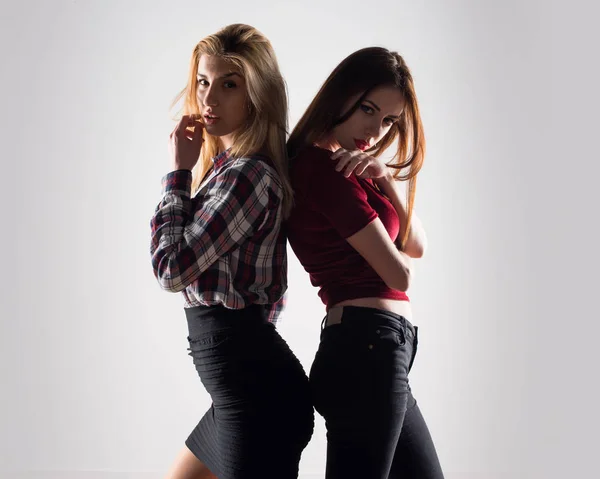 Due bellissimi modelli in posa — Foto Stock