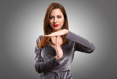 Güzel genç kız verme zaman aşımı jest dokulu arka plan üzerinde