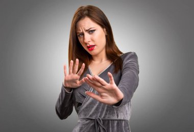 Dokulu arka plan korkmuş güzel genç kız