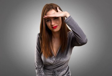 Güzel genç kız bir şey dokulu arka plan üzerinde gösterilen