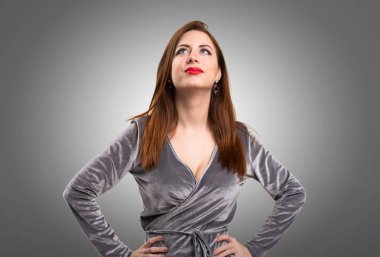 Güzel genç kız dokulu arka plan üzerinde seyir