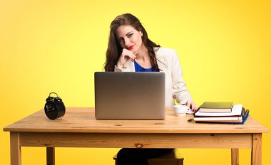 Onu laptop ile renkli arka plan üzerinde çalışan iş kadın