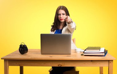 Onu laptop ile çalışma ve silah jest yapma iş kadını