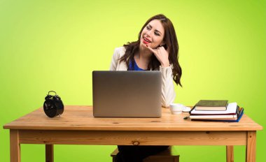 Onu laptop ile çalışma ve telefon jest yapmak iş kadını 